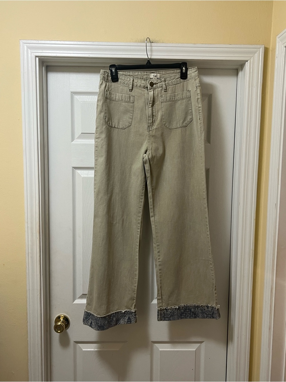 Wide-Leg Flare Jeans in Light Beige with Frayed Dark Hem